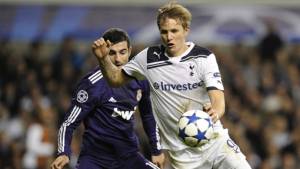 Roman Pavlyuchenko al minuto 27 reclamó falta penal al ser derribado dentro del área.