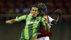 Diamond se eleva y le pelea el balón a Sagna.