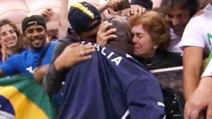 Balotelli dice que el mejor momento del día fue cuando subió a besar a su madre.