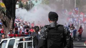 El ingreso de la barra del Olimpia llamó la atención de muchos.