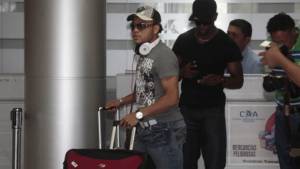 Emil Martínez al momento de arribar al país junto a Erick Norales.