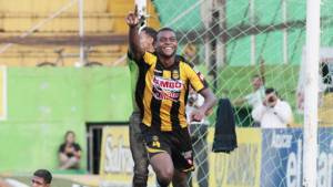 El defensa Hilder Colón fue la gran figura de Real España al marcar el gol de la clasificación al minuto 83.