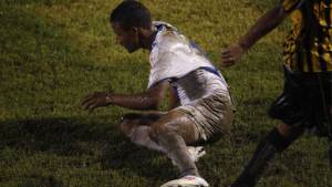Edgar Garrido en medio del lodo y la humedad de la cancha del Morazán.