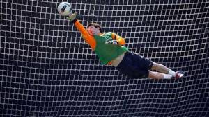 El defensa del Barcelona reacciona deslumbrado al ver a Messi haciendo de las suyas como portero.