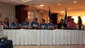 La mesa principal integrada por directivos, el seleccionador Luis Suárez y patrocinadores.