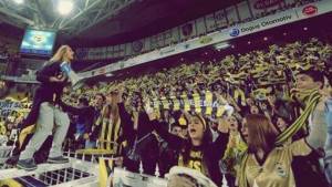 La barra del Fenerbahce también fue dirigida por una mujer con un parlante.