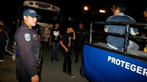 La Policía detuvo a varios aficionados en las afueras del estadio.
