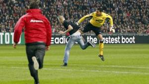 Momento en que Esteban Alvarado golpeó al aficionado.