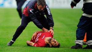 Momentos en que Morosini caía al césped ya inconciente.