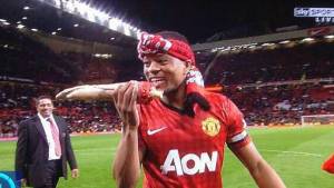 Patrice Evra celebró polémicamente el título número 20 del United