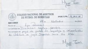 El presidente del Savio mostró el recibo donde se les pagó los 16 mil lempiras a los árbitros, algo que causó malestar.