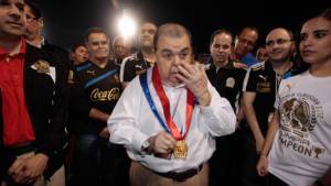 El momento en que Ferrari recibió la medalla de honor por su entrega y pasión por el Olimpia.