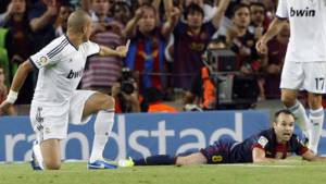 Andrés Iniesta y Pepe tuvieron su duelo el domingo en el clásico.