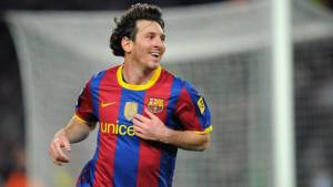 Lio Messi marcó un doblete y llegó a 17 goles en la Liga española, está a uno de distancia de Cristiano Ronaldo que suma 18.