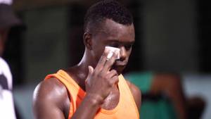 Erick Norales tuvo que salir del partido después del codazo que recibió.