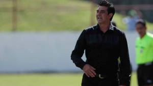 Diego Vásquez estuvo muy atento de sus jugadores durante los 90 minutos. (Foto Wendell Escoto)