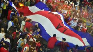 Aficionados de Costa Rica desplegaron una bandera en el aeropuerto Juan Santamaría.