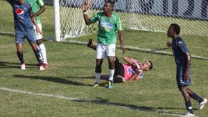 Momento que Kerpo de León sufrió el fuerte golpe de Mitchel Brown.