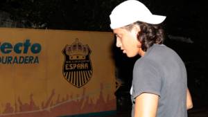 Aldo Oviedo estampó su firma con el Real España. Acá el momento en que DIEZ captó en exclusiva al jugador en la sede.