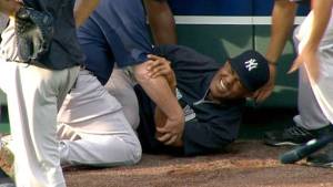 Mariano Rivera al momento de recibir asistencia tras su lesión.