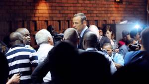 Oscar Pistorius emitió este viernes un comunicado rechazando la acusasión de haber asesinado a su novia.