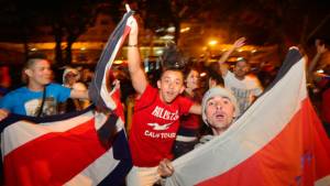 La celebración de los aficionados costarricenses al clasificar al Mundial.