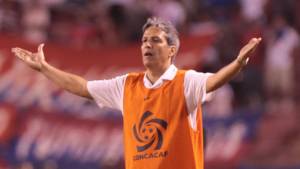 Carlos Restrepo respeta los gritos de la afición del Olimpia.