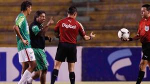 El técnico del Marathón Ramón Maradiaga al momento de reclamarle airadamente al árbitro.