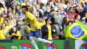 Neymar ha anotado los goles del partido. Sin duda, un jugador con gran futuro.
