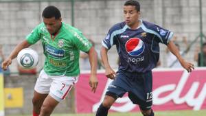 Carlos Will Mejía e Iván Guerrero en pleno duelo.