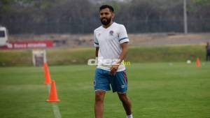 Jorge Álvarez, mediocampista del Olimpia entrenando desde el CAR. Foto: Emilio Flores.