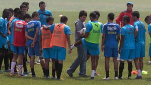 El jugador uruguayo al momento de ser recibido por sus nuevos compañeros en el Olimpia.