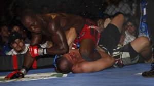 Wilmer Fernández en la pelea contra Arlex Castro. ganó el Fernández por sumisión.