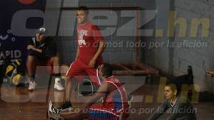 Amado Guevara al momento de realizar los calentamientos con el Icevic B.