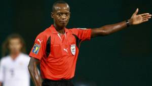 Campbell tiene 44 años de edad y ha pitado 47 partidos internacionales.