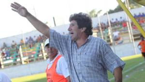 Héctor Vargas sale por la puerta de atrás del Platense.