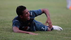 'Chino' Discua se lesionó en una jugada en la que fue al choque con el lateral del Victoria, Wilmer Crisanto.