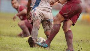 El partido fue muy pobre debido a las malas condiciones de la cancha.