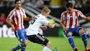 El alemán Lars Bender ante el parguayo Miguel Samudio durante el amistoso de este miércoles.