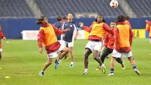 Los jugadores de la selección tica compartieron con Marshall durante la Copa Oro.