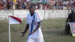 El momento en que Juan Carlos abandona la cancha, apenas murmuró, pero ya era inútil.