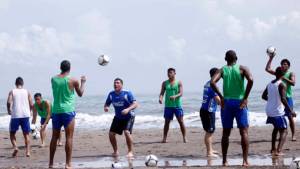 Suárez al momento de hacer el famoso rondo con los jugadores.