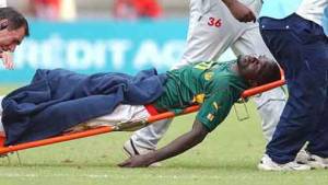 El 26 de junio de 2003, Marc Vivien Foe se desplomó jugando con Camerún.