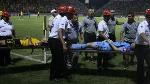 Macías y Bica salieron en camilla del Morazán directo al hospital, para suerte no fue nada grave.