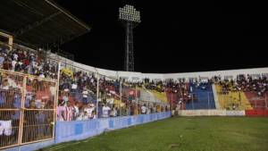Fotografía del apagón que se dio en La Ceiba durante el duelo entre Victoria y Olimpia.