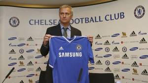 José Mourinho posó con la camiseta del Chelsea ante los medios.