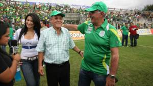 Chelato Uclés y Manuel Keosseián durante su homenaje.