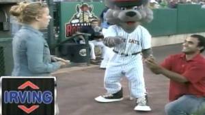 El novio le propuso matrimonio frente a todo un estadio, la chica le dijo no y salió corriendo.