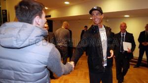 Momento en que Cristiano estrecha un saludo a Messi en uno de los salones del Palacio del Congreso de Zurich.