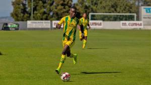 Rubililio Castillo en uno de sus juegos con CD Tondela e la segunda división de Portugal.